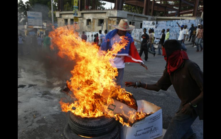 En varios barrios se observaron neumáticos incendiados, así como barricadas levantadas por manifestantes. EFE / O. Barría