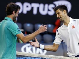 Djokovic y Simon estrechan sus manos antes de comenzar el partido. AP / V. Thian