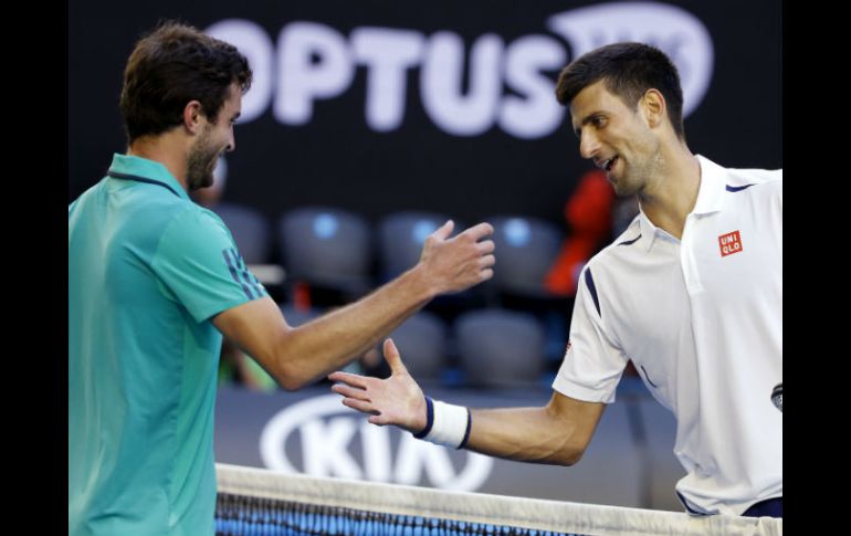 Djokovic y Simon estrechan sus manos antes de comenzar el partido. AP / V. Thian