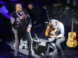 El músico dio rienda suelta a su talento vocal, vestido de charro y con toda la atención de sus admiradores. SUN /