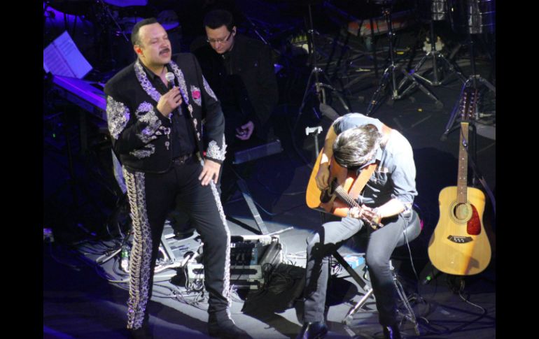 El músico dio rienda suelta a su talento vocal, vestido de charro y con toda la atención de sus admiradores. SUN /