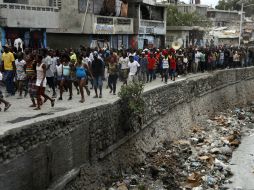 En la marcha se observaron afiches con imágenes del ex presidente haitiano Jean Bertrand Aristide. EFE / O. Barría