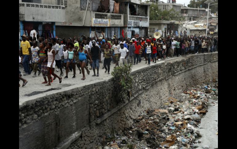 En la marcha se observaron afiches con imágenes del ex presidente haitiano Jean Bertrand Aristide. EFE / O. Barría