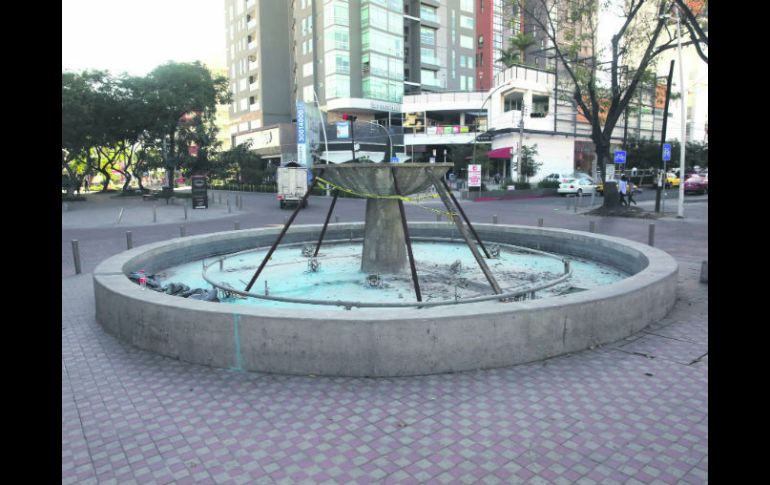 Debido a la fuga, a la fuente de Avenida Chapultepec y Mexicaltzingo se le suministraba una pipa de agua cada dos días. EL INFORMADOR / M. Vargas