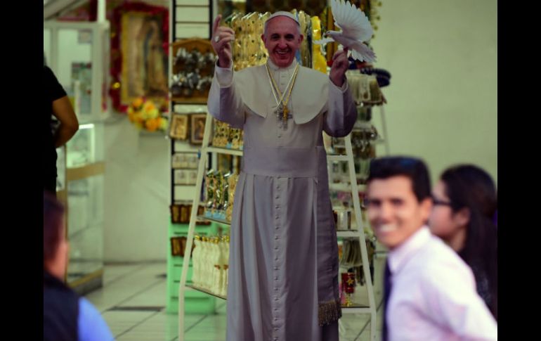 Efigie del papa en una tienda cerca de la Basílica de Guadalupe, uno de los puntos que visitará su santidad. AFP / A. Estrella