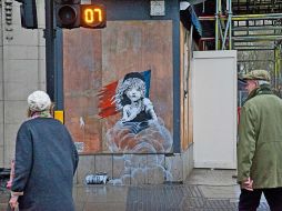 En el mural se puede vislumbrar un código de barras, así como una lata de gas lacrimógeno. ESPECIAL / banksy.co.uk