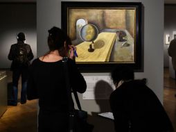 Periodistas toman fotografías dentro del Museo Histórico alemán, lugar donde se exhiben las pinturas. AFP / T. Schwarz