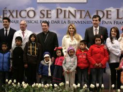 En el evento estuvo presente Julio (Reik) y Mónica Velez, escritores del tema principal de la visita papal. SUN / I. Stephens