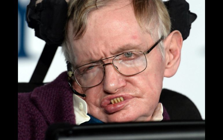 Hawking afirma que tuvo mala suerte al padecer una enfermedad neuromotora, pero que ha sido afortunado en todo lo demás. EFE / ARCHIVO