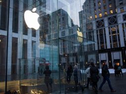 Apple proyecta para el actual trimestre ingresos de entre 50 mil y 53 mil millones de dólares por bajas en las ventas de iPhone. AFP / A. Burton