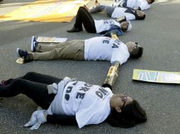 Los manifestantes se colocaron tubos de plástico en sus brazos y se esposaron para dificultar su arresto. AP / N. Ut