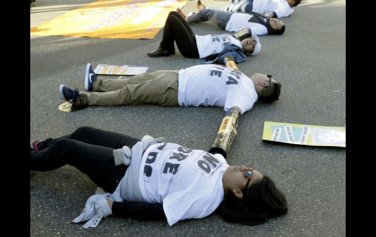 Los manifestantes se colocaron tubos de plástico en sus brazos y se esposaron para dificultar su arresto. AP / N. Ut