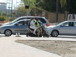 Aunque con chaleco, el motociclista transita sin casco y con una pasajera sin chaleco ni casco, además va en sentido contrario. EL INFORMADOR / A. Hinojosa