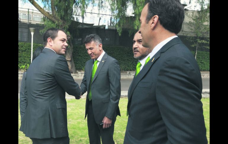 Santiago Baños saluda al DT del Tricolor mayor, Juan Carlos Osorio. Los acompañan Raúl Gutiérrez (DT Sub-23) y Fernando Cerrilla. MEXSPORT /