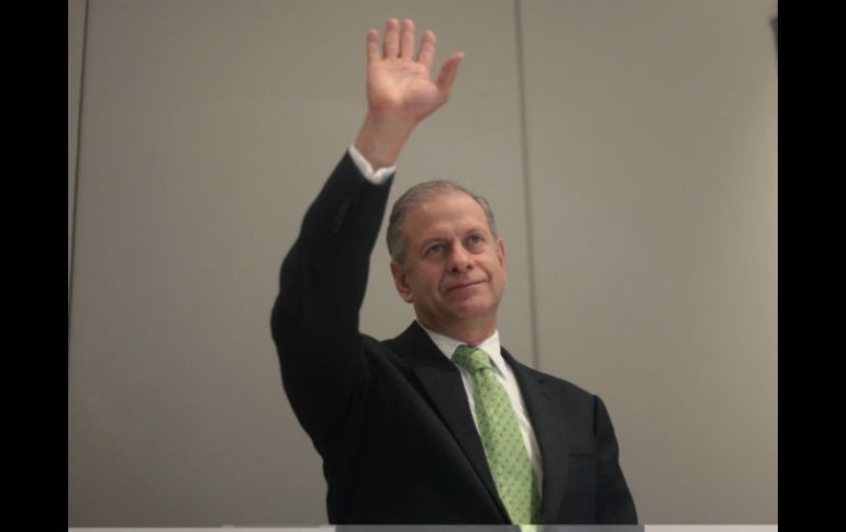 El director general de OHL México, Sergio Hidalgo, saluda durante una rueda de prensa en Ciudad de México. EFE /  S. Gutiérrez