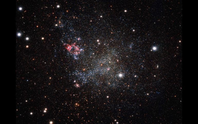 Los grupos de entre 100 mil y un millón de estrellas unidas en una formación orbitan alrededor de una galaxia. AFP / STRINGER