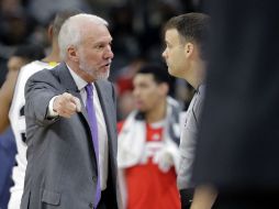 Popovich habla con un oficial durante uno de los partidos de los Spurs. AP / E. Gay