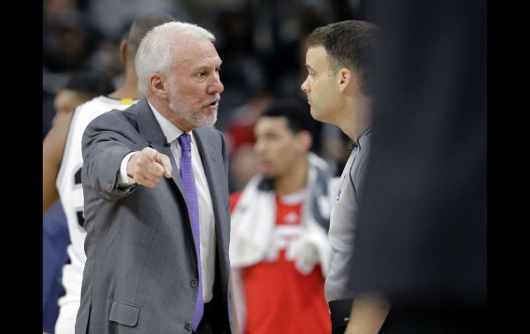 Popovich habla con un oficial durante uno de los partidos de los Spurs. AP / E. Gay