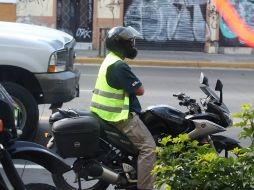 Aristóteles y Servando Sepúlveda coincidieron en que el uso del chaleco reflejante es una medida de seguridad. EL INFORMADOR / ARCHIVO