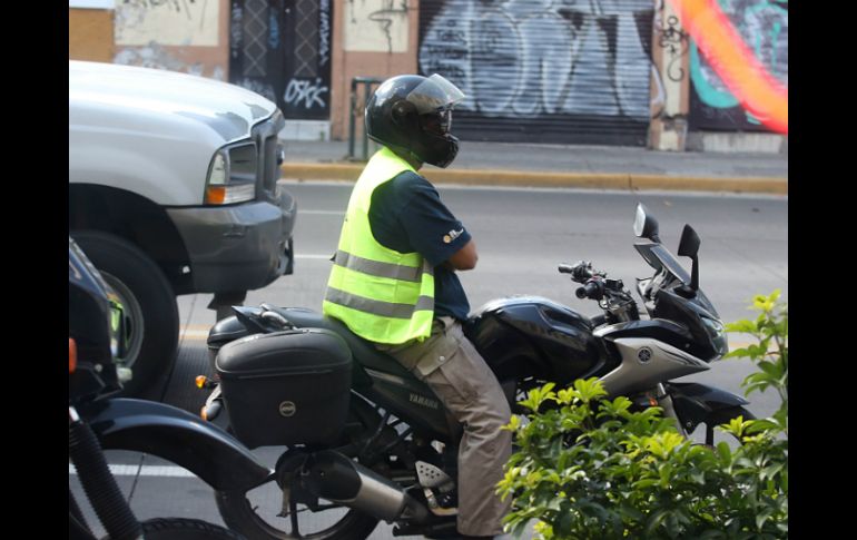 Aristóteles y Servando Sepúlveda coincidieron en que el uso del chaleco reflejante es una medida de seguridad. EL INFORMADOR / ARCHIVO