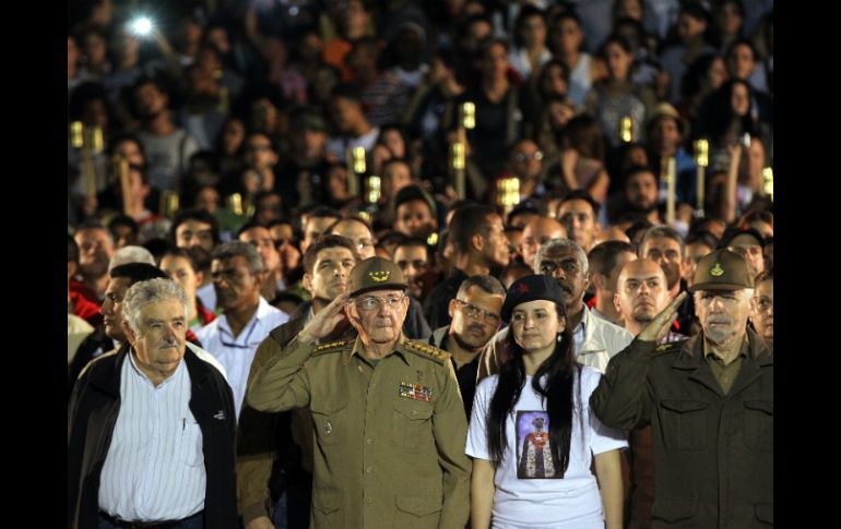 Mujica acompañó la noche del miércoles a Raúl Castro en la tradicional 'Marcha de las Antorchas'. EFE / A. Ernesto