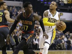 Monta Ellis deja la marca de Dennis Schroder para hacer su tiro. El base de Indiana encestó 25 puntos. AP / D. Cummings