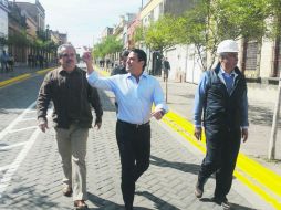 Tras la entrevista con EL INFORMADOR, el gobernador Aristóteles Sandoval caminó unas cuadras para reabrir la calle San Felipe. EL INFORMADOR /