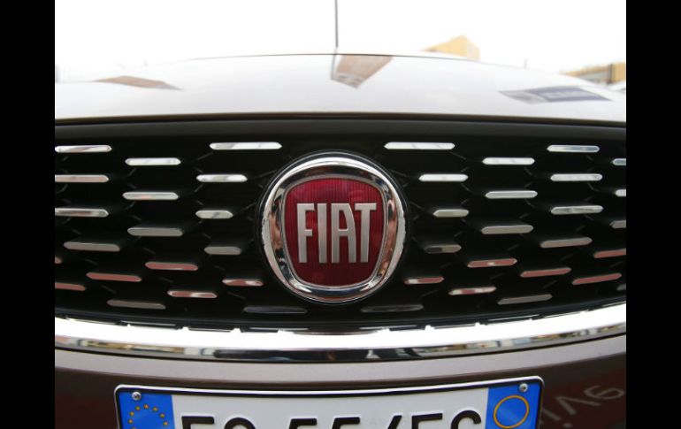 Subastarán uno de los dos Fiat 500L usados por el Pontífice. AP / ARCHIVO