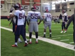 Los jugadores de Denver llevaron a cabo la práctica de hoy a pesar del viento que afectó la ciudad. TWITTER / @Broncos