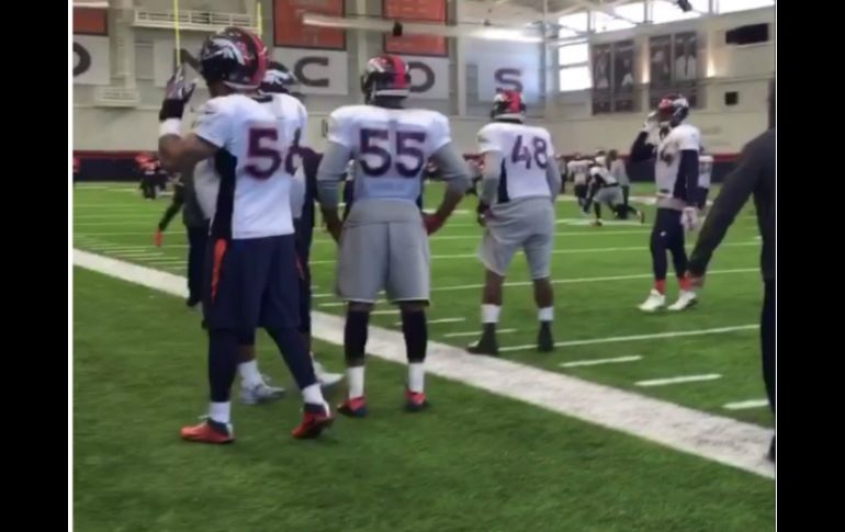 Los jugadores de Denver llevaron a cabo la práctica de hoy a pesar del viento que afectó la ciudad. TWITTER / @Broncos