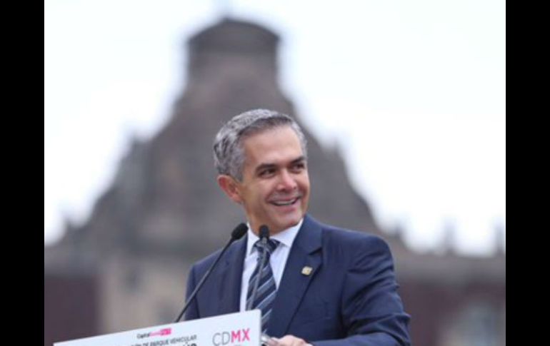 Miguel Ángel Mancera mencionó que las placas rotuladas con 'Distrito Federal' seguirán siendo válidas. TWITTER / @ManceraMiguelMX