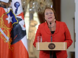 Bachelet aseguró que seguirá trabajando y que cumplirá sus compromisos 'para hacer de Chile un país más equitativo'. EFE / A. Ibañez