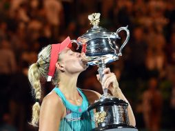 'Han sido las mejores dos semanas de mi vida', dijo Kerber al recibir el trofeo de campeona. EFE / F. Singer