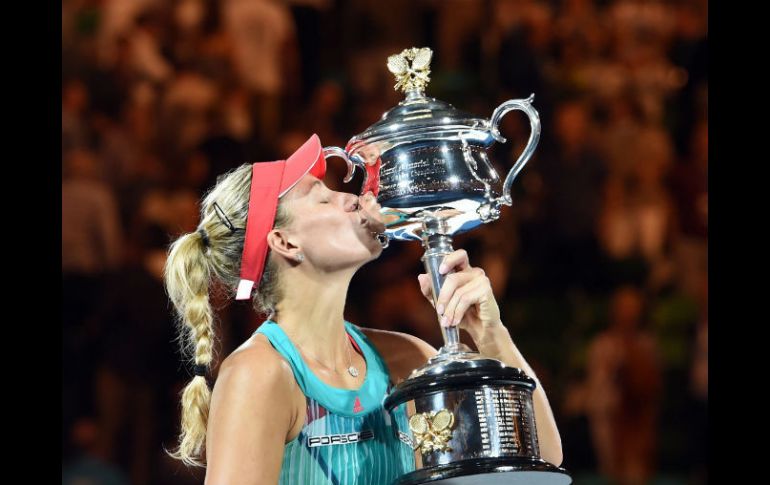 'Han sido las mejores dos semanas de mi vida', dijo Kerber al recibir el trofeo de campeona. EFE / F. Singer