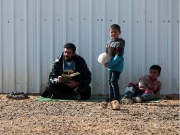 Unos 17 mil sirios, están varados en condiciones duras en una zona remota del desierto en la frontera jordana. EFE / J. Nasrallah