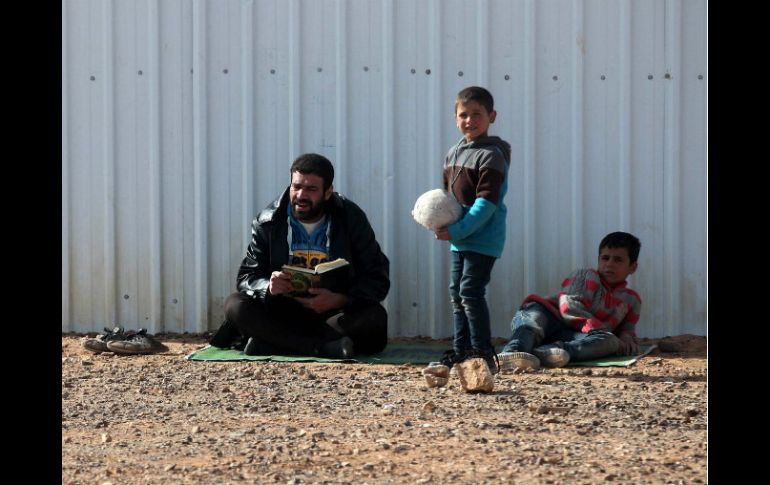 Unos 17 mil sirios, están varados en condiciones duras en una zona remota del desierto en la frontera jordana. EFE / J. Nasrallah