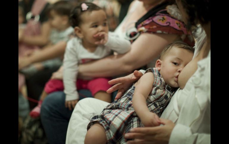 La leche materna disminuye la obesidad y las complicaciones derivadas de la misma durante los primeros meses de vida. EL INFORMADOR / ARCHIVO