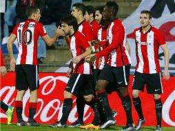 El delantero del Athletic Club Iñaki Williams (2d) celebra con sus compañeros el primer gol de su equipo. EFE / J. Gandúl