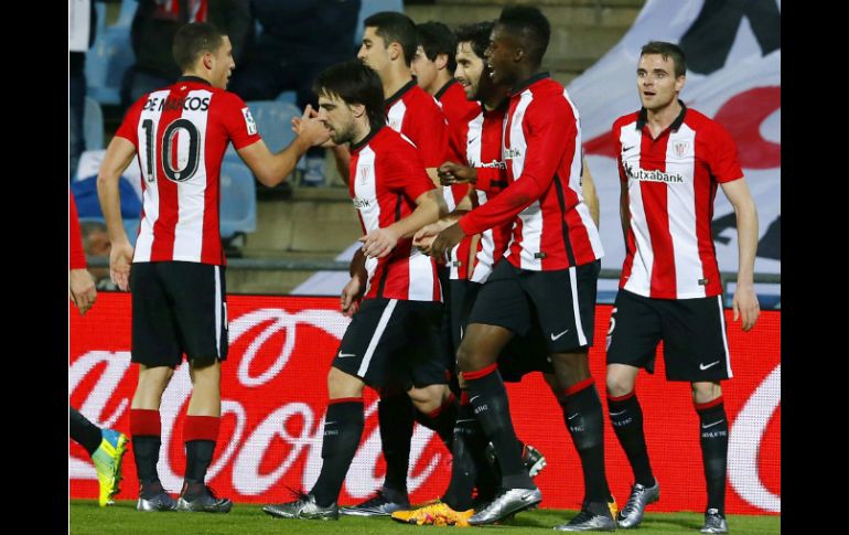 El delantero del Athletic Club Iñaki Williams (2d) celebra con sus compañeros el primer gol de su equipo. EFE / J. Gandúl