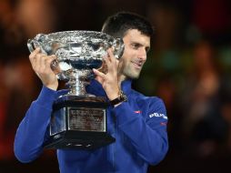 Novak Djokovic sostiene su trofeo. AFP / P. Parks