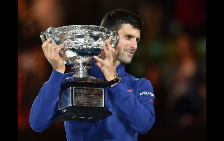 Novak Djokovic sostiene su trofeo. AFP / P. Parks