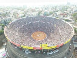 Los manifestantes insultan a los asistentes de la corrida y vociferan 'que caigan los muros de la Plaza México'. TWITTER / @LaMexicoCom