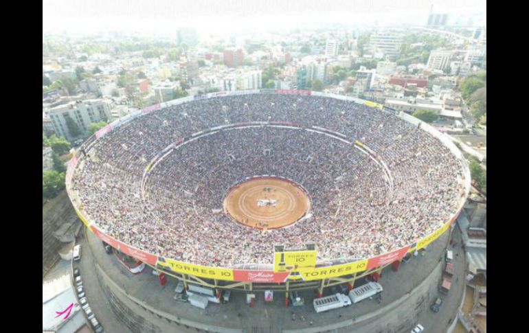 Los manifestantes insultan a los asistentes de la corrida y vociferan 'que caigan los muros de la Plaza México'. TWITTER / @LaMexicoCom