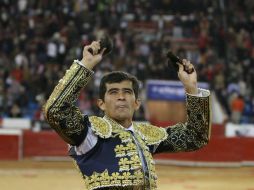 El torero mexicano Joselito Adame celebra tras cortar dos orejas durante el mano a mano. EFE / M. Guzmán