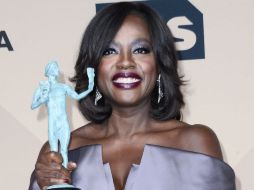 Viola David posa con su premio SAG, el cual obtuvo gracias a su trabajo en la serie 'How to Get Away with Murder'. EFE / P. Buck