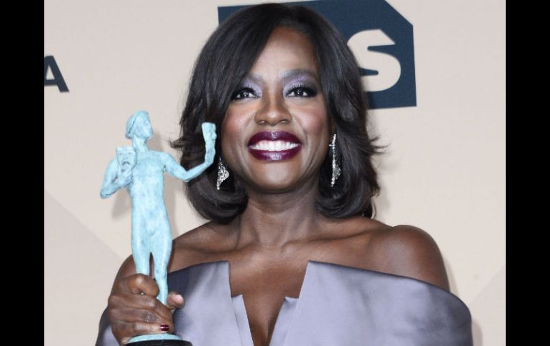 Viola David posa con su premio SAG, el cual obtuvo gracias a su trabajo en la serie 'How to Get Away with Murder'. EFE / P. Buck