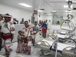 Wixárikas recorren las instalaciones del nuevo Hospital Multicultural de Huejuquilla. EL INFORMADOR / R. Tamayo