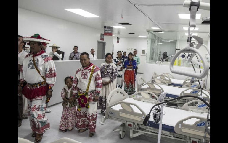 Wixárikas recorren las instalaciones del nuevo Hospital Multicultural de Huejuquilla. EL INFORMADOR / R. Tamayo