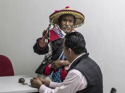 Chamán. Agustín de la Torre Santiago, de 70 años de Mara’akame, hace una limpia. EL INFORMADOR / R. Tamayo