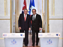 Hollande se reunió en París con el mandatario cubano Raúl Castro. AFP / A. Jocard